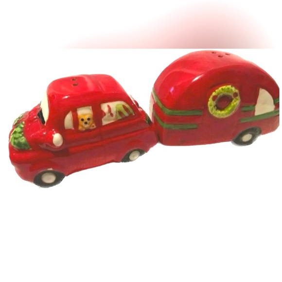 NIB Car and Travel Camper Salt and Pepper shakers Christmas Tree Dog Wreath Red - Picture 1 of 8